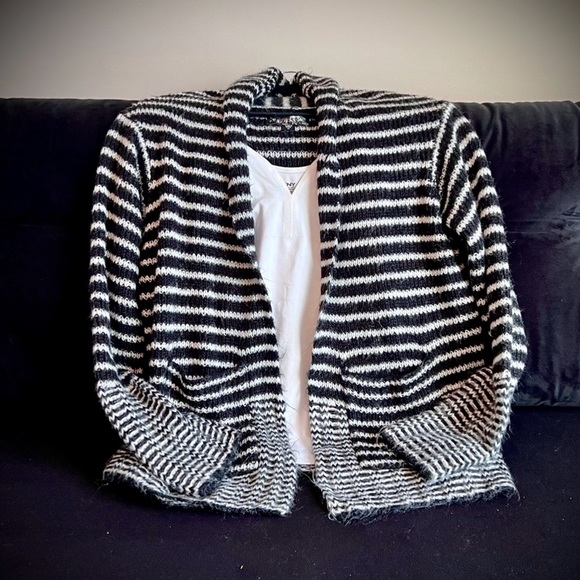 Guess brand Black and White Open Knit Cardigan Sweater with pockets. Size XS - Picture 4 of 15